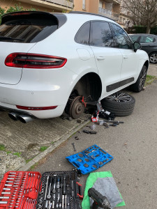 Photo de galerie - Changement disques et plaquettes sur le Porsche Macan 