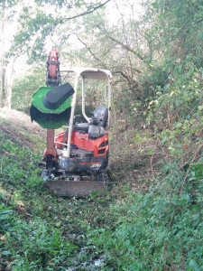 Photo de galerie - Débroussaillage  d'une douve avec giro broyeur  