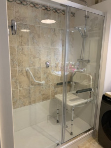 Photo de galerie - DOUCHE POUR PERSONNE AGÉ PLOMBERIE ET CARRELAGE