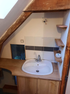 Photo de galerie - Meuble salle de bain chêne et sapin et étagère chêne .