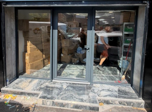 Photo de galerie - Porte d'entrée avec 2 fixe de chaque cote 