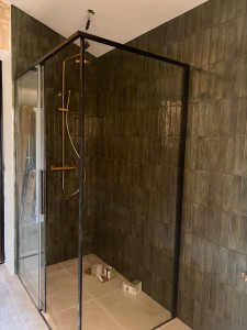 Photo de galerie - Salle de bain clé en main : démolition des ancienne surface, étanchéité, sous traitance plomberie, carrelage au sol et faïence mural 