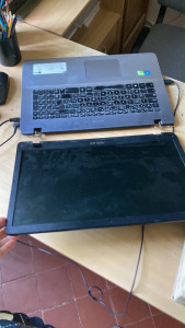 Photo de galerie - Réparation écran PC portable arraché. Changement de coque inférieur et récupération de l’ancienne dalle LCD pour réduire le coût 