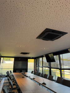 Photo de galerie - Installation réussie d'une climatisation cassette dans cette salle de réunion ! Confort thermique assuré pour des réunions plus productives, été comme hiver.