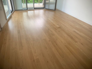 Photo de galerie - Vue d’ensemble d’un parquet clair en lames.