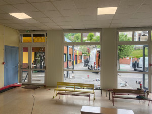 Photo de galerie - Nettoyage Intérieur d’une façade école 