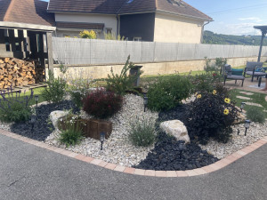 Photo de galerie - Habillage d'une entrée de cour en pavage, roche, végétal et minérale. 