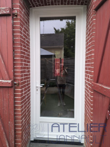 Photo de galerie - Porte en PVC de chez Millet. Pose en rénovation sur ancien châssis bois avec habillages PVC.