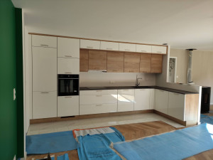 Photo de galerie - Ajustement de pose d'une cuisine aménagée avec raccordement électrique et plomberie.