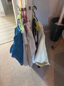 Photo de galerie - Vêtements sur cintres 