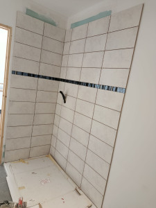 Photo de galerie - Salle de bain avec faïence 20*40 avec listels 
4m2