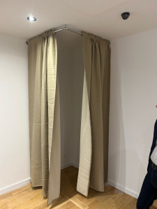 Photo de galerie - Montage d’une cabine d’essayage suspendu 