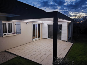 Photo de galerie - Pose de pergolas bioclimatique 