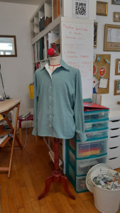 Photo de galerie - Chemise faite entièrement à la main, possibilitée de faire des créations et des retouches sur tout types de vêtements