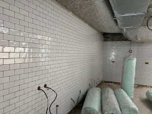 Photo de galerie - Carrelage mural métro blanc, pour une finition moderne et facile d’entretien.