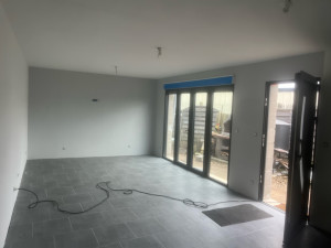 Photo de galerie - Petit Chantier, bande avec ponçage et peinture plafond, mur, plus pont de mur, font en gris à la demande du client