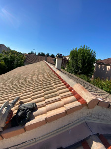 Photo de galerie - Reprise d’un faîtage avec solin, étanchéité toiture, plus nettoyage et hydrofuge de la couverture complète