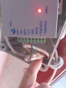 Photo de galerie - Remplacement d'une gâche manuelle par une électrique avec accès via code ou badge.