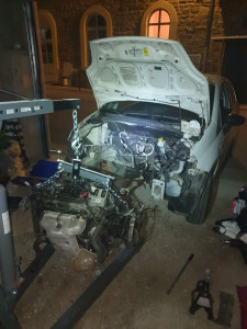 Photo de galerie - Démontage du moteur sur une fiat punto pour remplacer l'embrayage, la distribution, et quelques joints et durite.