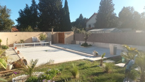 Photo de galerie - Création d'un jardin en tour de piscine avec arrosage intégré automatique 