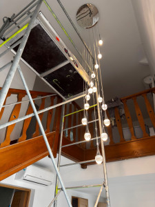 Photo de galerie - Pose d’un luminaire style goutte d’eau 