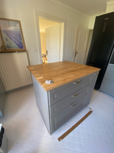 Photo de galerie - Montage caisson puis assemblage complet de l’îlot central 