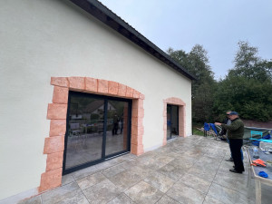Photo de galerie - Avant / Après. 5 jours de travail.  Une façade fatiguée qui reprend du caractère. Propre, net, fait pour durer. Vous voulez le même résultat chez vous ? Envoyez-moi une photo de votre façade en MP — devis gratuit. 