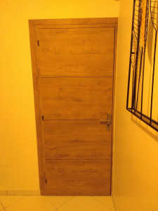 Photo de galerie - Réalisation d'une pose de porte intérieure avec finitions bois. Travail soigné et précis pour assurer une installation durable et esthétique. Disponible pour vos projets de menuiserie et de pose.