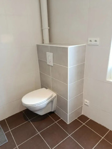 Photo de galerie - Réalisation de la plomberie placo et faïence pour la mise en place d'un WC suspendu à la place d'une machine à laver