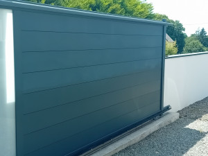 Photo de galerie - Nettoyage et entretien des
 portails ,gouttières ,mobilier de jardin 
suite aux uv et de l effet de la lune 

