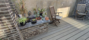 Photo de galerie - Terrasse en composite posée sur plots réglables.