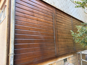 Photo de galerie - Ponçage et peinture d’une façade de chalet en bois