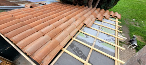 Photo de galerie - Mise en place d'un écran de sous toiture avec contre littelage, littelage et pose de tuiles en terre cuite.