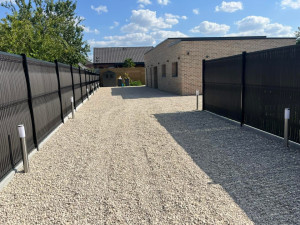 Photo de galerie - Pose de clôtures rigide avec occultation, mise en place de cailloux 