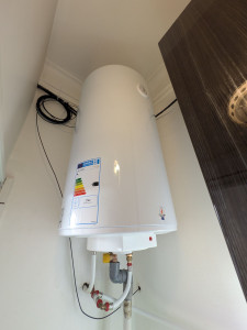 Photo de galerie - Installation d'un ballon d'eau chaude cumulus 
système électrique 