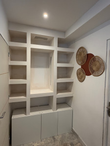 Photo de galerie - Aménagement sur mesure en placo – bibliothèque avec niches Contactez-moi pour votre projet Intervention sur Tours et alentours