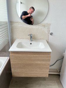 Photo de galerie - Poste d’un lavabo et sont meuble 