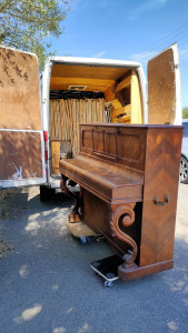 Photo de galerie - Débarras de ce vieux piano en bois massif de la Trinité sur mer à la déchèterie de Vannes