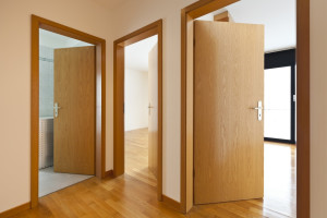 Photo de galerie - Pose des portes en bois 