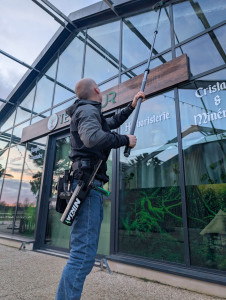 Photo de galerie - Nettoyage d'une vitrine professionnelle à la perche pour (5 mètres de haut)