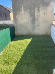 Photo de galerie - Ce jour là nous avons procédé à la pose de rouleau de gazon de pelouse et brise vue PVC sur la clôture