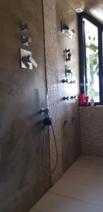 Photo de galerie - Réalisation complète d une douche à l italienne en béton ciré et carrelage (imperméabilisation et branchement réseau d'eau 
