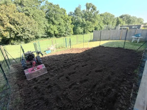 Photo de galerie - Préparation de la terre pour semer la pelouse environ 200m2