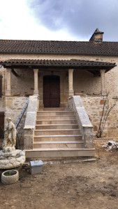 Photo de galerie - Rénovation d'un escalier en carrelage travertin 