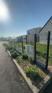 Photo de galerie - Clôture en panneaux rigides avec soubassement 