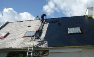 Photo de galerie - Le client nous a demandé pour une peinture de toiture Premièrement décapage complet Plus un traitement anti mousse pour éviter les mousses qu'ils reviennent ensuite à une peinture est appliquée Sur le toit En trois couche
