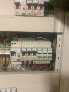 Photo de galerie - Remplacer et installer des disjoncteurs