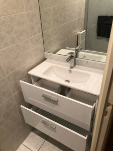 Photo de galerie - Pose d’un meuble lavabo avec vasque et robinetterie. Création de la tuyauterie et de l’évacuation.