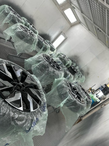 Photo de galerie - Rénovation jantes aluminium,peinture , polyvernis , devoilage/soudure 