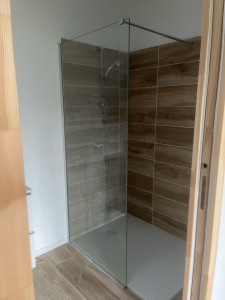 Photo de galerie - Pose d’une paroi de douche. 